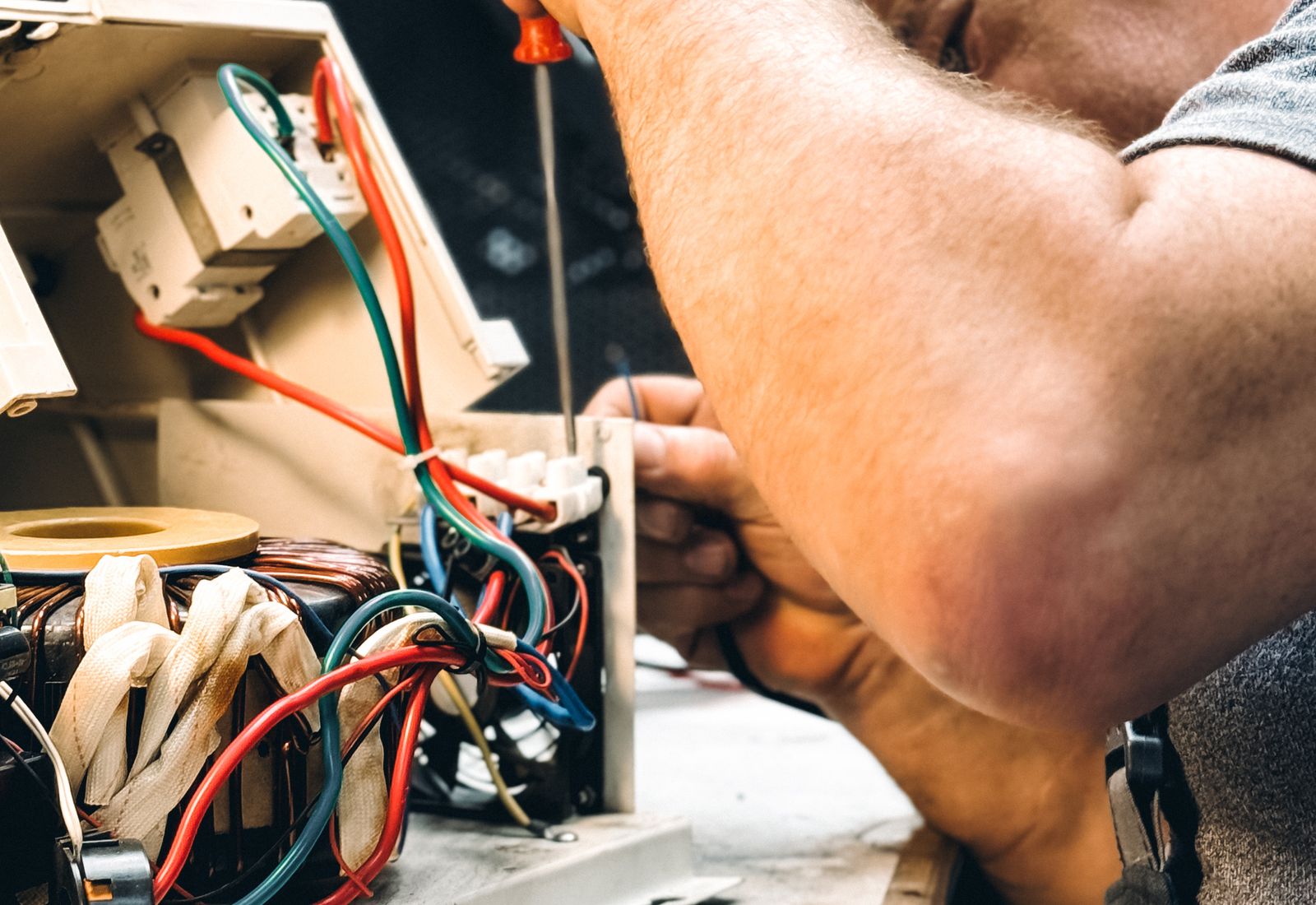 Arbeit am Schaltschrank